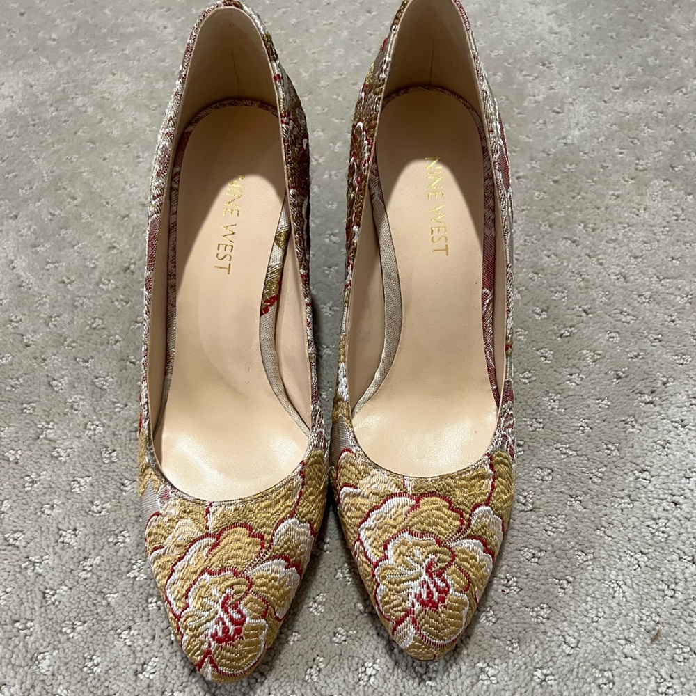 Embroidered Nine West block heels, NWOT size 5.5
